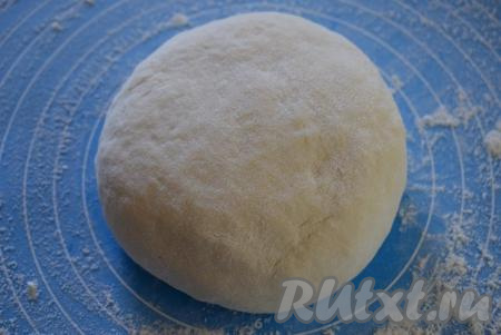 Оставляем тесто на столе, накрыв&nbsp;полотенцем. По истечении&nbsp;20 минут тесто станет более гладким и податливым, с ним очень легко работать, оно не липнет и&nbsp;не рвется.