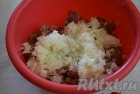 В блендере или мясорубке измельчим очищенный лук.