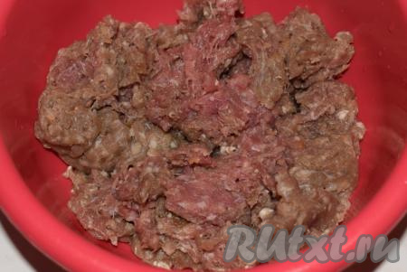 Пока тесто отдыхает, приготовим мясной фарш для чебуреков. Для этого прокрутим на мясорубке мясо.