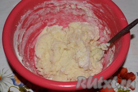 Начинаем замешивать тесто сначала ложкой, чтобы не обжечься, а затем руками.