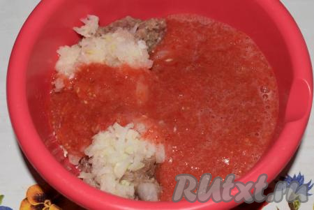 Соединим мясной фарш с луком и томатами.