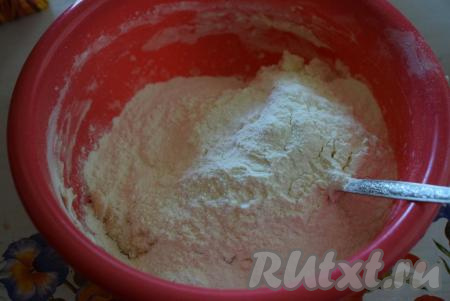 Досыпаем стакан муки и продолжаем замес.