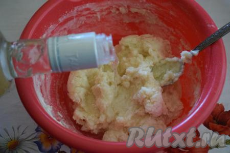 Как только заварное тесто начнет отставать от стенок и скатываться в шар, добавляем водку.