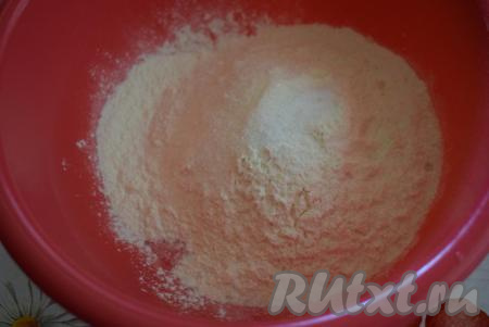 Сначала приготовим тесто для чебуреков, так как оно должно полежать и отдохнуть не менее 20 минут, а пока тесто будет отдыхать, сделаем фарш. Для приготовления заварного теста в глубокую миску высыпаем 2 стакана муки.
