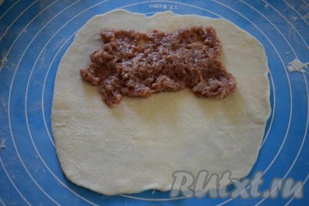 На одну сторону раскатанного круга кладем фарш (как на фото).
