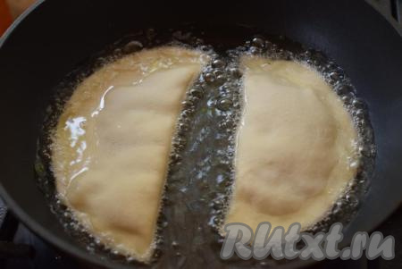 Так как начинка у нас очень сочная, то жарить начинаем сразу же, как только готовы 2-3 чебурека,&nbsp;иначе тесто&nbsp; в заготовках чебуреков может размокнуть, если дать ему долго лежать. В сковороду наливаем растительное масло, его должно быть много, чтобы чебуреки свободно в нем плавали и разогреваем масло на среднем огне.