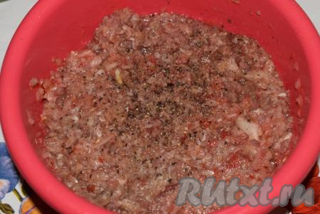 Посолим и поперчим наш фарш. Фарш получится мягким и сочным.