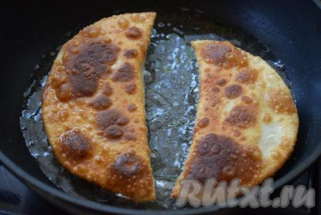 В разогретое масло выкладываем чебуреки и обжариваем их на сковороде на среднем огне с двух сторон до румяной корочки.&nbsp;В тот момент когда чебуреки жарятся, лепим еще 2-3 чебурека. Здесь, конечно, нужна сноровка&nbsp;и скорость, но, поверьте,&nbsp;сочные и очень вкусные чебуреки того стоят!&nbsp;Жарим таким образом все чебуреки и с пылу с жару подаем к столу.