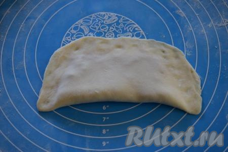 Придавливаем края чебурека пальцами.