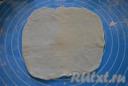 Кусочек теста раскатываем тонко в круг диаметром, примерно, 17 см.