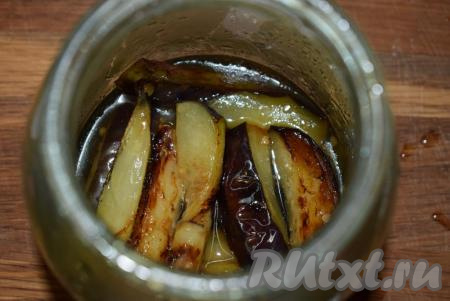 Готовые баклажаны выкладываем в банку к&nbsp;&nbsp;маринаду с чесноком и зеленью и накрываем крышечкой.

