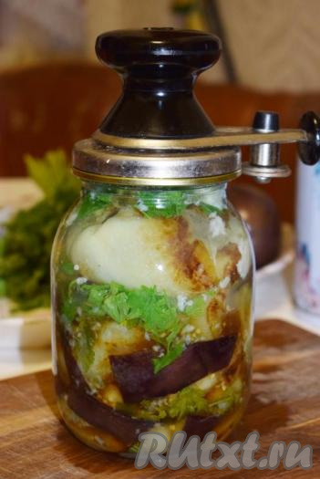 Заливаем овощи в банке кипятком из чайника и сразу же закатываем крышками.