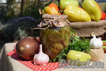 Хочу сказать из опыта - чеснок можно нарезать мелко, а зелень класть просто веточками, овощи не обязательно делить&nbsp;на три&nbsp;части, можно просто выложить чеснок и зелень на дно банки или же наоборот положить сверху&nbsp;овощей.&nbsp;На вкус закуски это не повлияет, но мне больше нравится вариант с тремя частями. Очень рекомендую приготовить на зиму баклажаны с болгарским перцем и чесноком! 