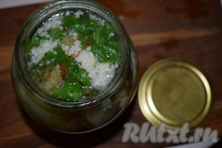 Далее снова жарим баклажаны и кладем в банку, добавляем оставшуюся зелень и чеснок, накрываем крышкой.