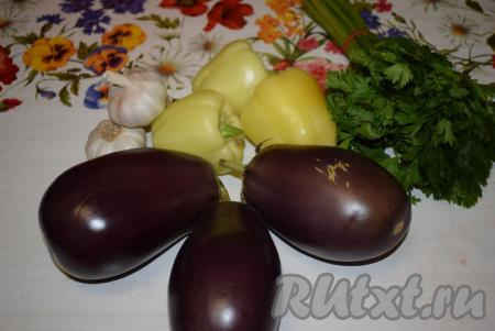 Для начала подготовим банки, промоем их горячей водой с содой, крышки зальем кипятком и оставим в нем до закатывания. Заранее вскипятим&nbsp;чайник. Рецепт рассчитан на 1 литровую баночку, даже если вы делаете большую партию, все равно готовьте каждую баночку в отдельности, чтобы соблюсти правильные пропорции.