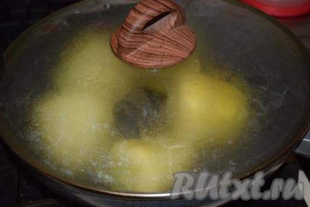 Далее в той же сковороде&nbsp;жарим перцы, накрыв их крышкой.