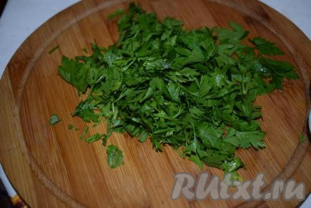 Чеснок очистим, зелень промоем. Чеснок пропустим через чеснокодавилку, петрушку нарежем.