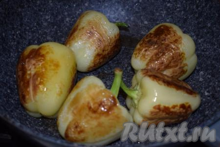 Переворачиваем перчики так, чтобы они обжарились со всех сторон.