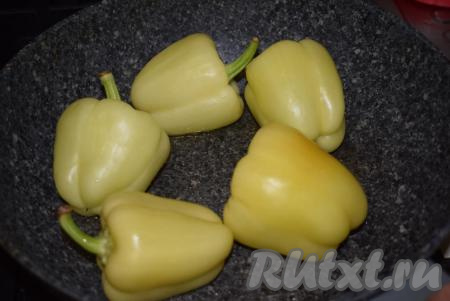 Болгарский перец тщательно вымоем. На поверхности каждого перца сделаем 3-4 раза проколы вилкой (семена и плодоножку из перцев в этом рецепте удалять не надо).
