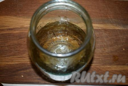 На дно чистой банки наливаем уксус, добавляем соль, сахар и немного перемешаем все ингредиенты.