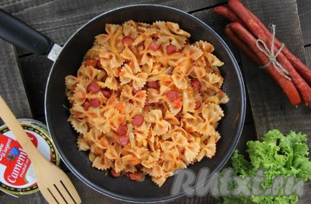 Аппетитные, вкусные макароны, приготовленные с колбасой и помидорами, подать к столу в горячем виде.&nbsp;