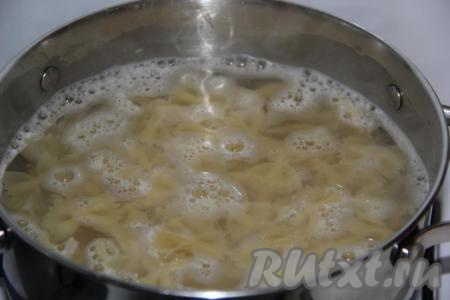 Макароны для этого блюда можно брать любой формы. Макаронные изделия выложить в кипящую подсоленную воду и отварить до готовности в соответствии с инструкцией на упаковке, затем, откинув на дуршлаг, промыть холодной водой.