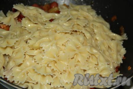 Добавить макароны в сковороду.