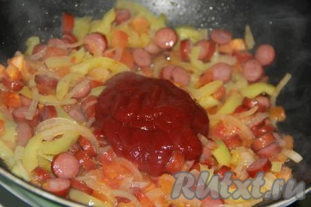 Затем добавить томатную пасту (или кетчуп), перемешать и потомить 2-3 минуты.