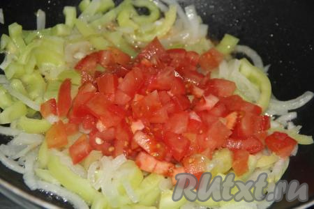 Помидор, очищенный от шкурки, мелко нарезать, выложить в сковороду с овощами, перемешать и потушить минут 5-7 на небольшом огне.