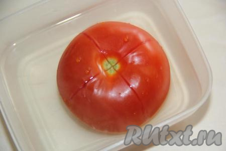 Помидор вымыть. На помидорчике сделать крестовой надрез, ошпарить кипятком и снять шкурку (благодаря кипятку шкурка отделится достаточно легко).