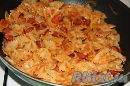 Хорошо перемешать макароны с колбасой и овощами, прогреть пару минут на небольшом огне и снять с огня.