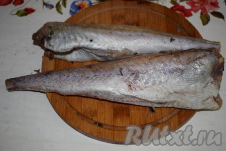 Далее обрежем плавники и удалим черную пленочку из внутренней части рыбы.