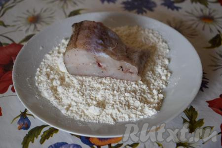В тарелочку насыпаем муку и обваливаем в ней каждый кусочек рыбки со всех сторон.