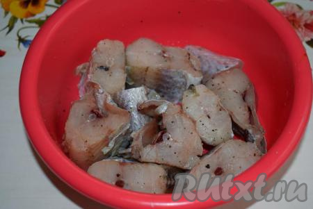 Кусочки минтая кладем в миску, солим,&nbsp;перчим&nbsp;и оставляем пропитаться на 15-20 минут.