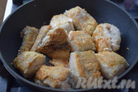 Затем снимаем крышку и подрумяниваем рыбу&nbsp;на сильном огне в течение 2 минут с каждой стороны.