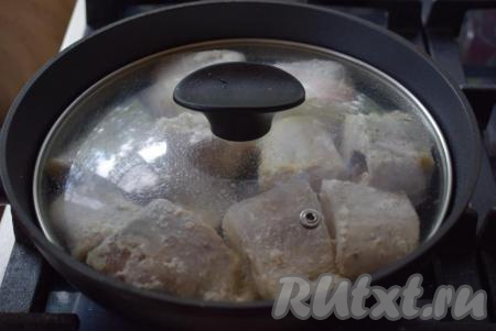 Перед окончанием жарки прикрываем сковороду крышкой и томим кусочки минтая под крышкой минуты три.