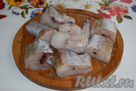 Нарежем рыбу на кусочки.