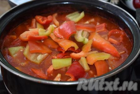 Кладем болгарский перец в томат, перемешиваем и варим его на небольшом огне 12-15 минут с момента закипания.