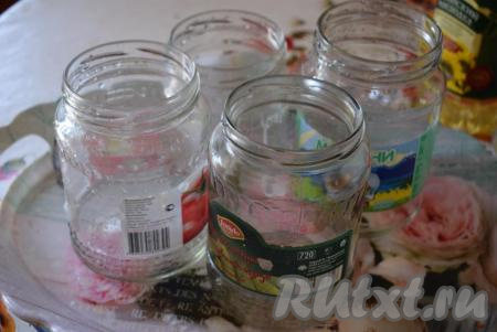 Пока варится наше лечо, подготовим банки, промыв их в горячей воде с содой. Крышки проварим&nbsp;в кипятке пару минут.