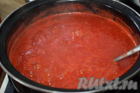 Доводим помидоры до кипения и уменьшаем огонь до среднего. Варим томатный сок с мякотью, примерно, 20-25 минут с момента закипания (до появления крупных прозрачных пузырей).