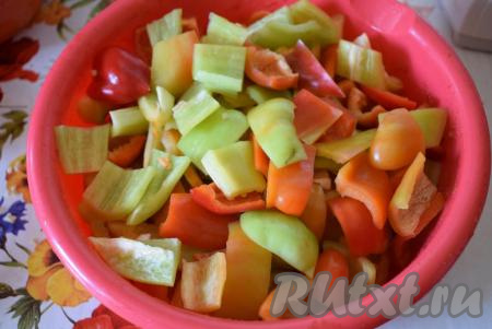 Затем нарезать на удобные для вас квадратики или полоски. Некоторые хозяйки нарезают болгарский&nbsp;перец для лечо мелко, другие - оставляют полоски крупными, я люблю золотую середину и режу перец средними квадратиками, здесь все зависит от ваших личных предпочтений.