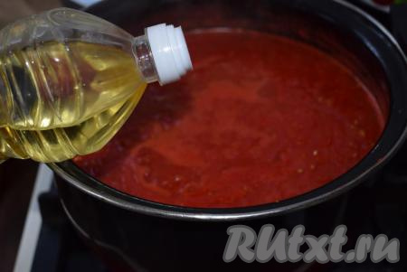 Вливаем растительное масло.