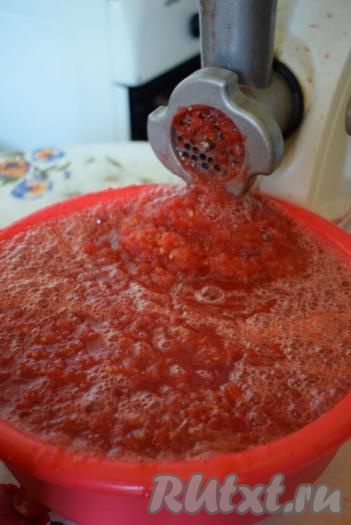 Прокручиваем помидоры на мясорубке.