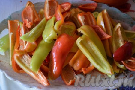Болгарский перец очистить от плодоножки и&nbsp;семян, нарезать сначала на полоски.