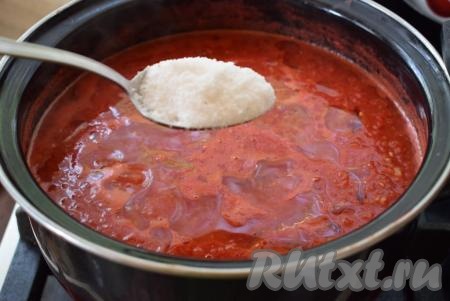 Добавляем соль и сахар.