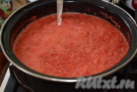Выливаем получившийся томатный сок с мякотью в кастрюлю и ставим на огонь.