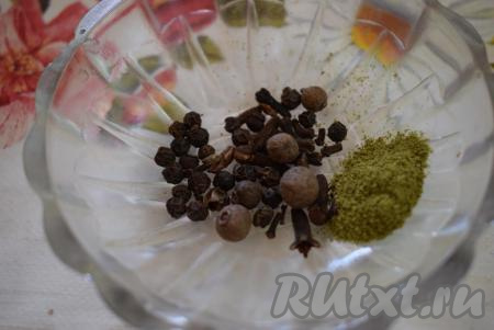 Подготавливаем специи: горошины чёрного и душистого перцев, лавровые листья (у меня листья измельчены в порошок), бутоны гвоздики.