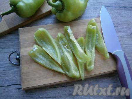 Можно разрезать перцы вдоль на 2 части, а потом каждую - еще на 2-3 части. Этот перец можно будет нарезать по-разному: кубиками, брусками, кусочками. Его можно использовать для приготовления рагу, соте, теплых салатов и т.д.