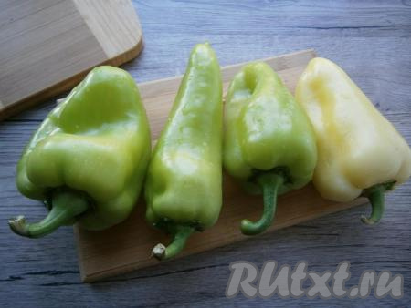Сладкий болгарский перец любых цветов (у меня был зеленый) вымыть, дать ему обсохнуть.