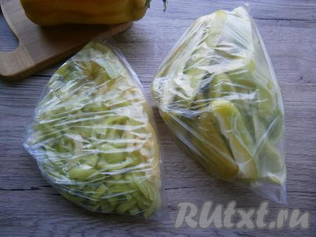 Пакеты хорошо завязать, оставив немного места, чтобы перец можно было при заморозке потрясти. Так он не слипнется у вас в один комок.